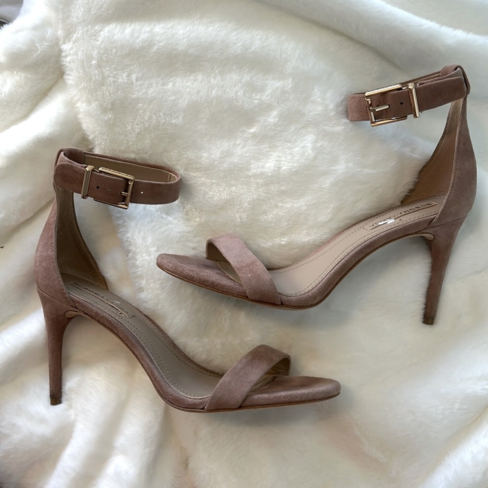BCBG MAXAZRIA PALM SUEDE HEELS IN DEEP SAND. US SIZE 7.